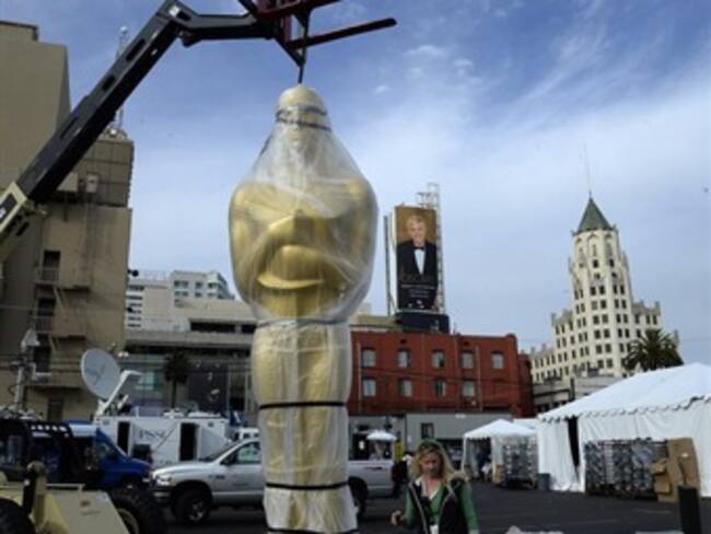 Una estatua gigante del Premio Oscar es colocada como parte de los preparativos para la 86 ceremonia de entrega de estos galardones en Hollywood, California. Foto: Efe.
