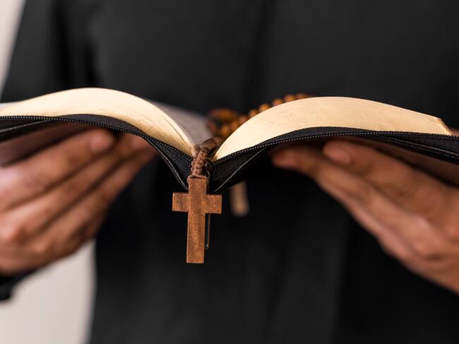 Imagen de referencia de sacerdote. Foto: Getty Images.