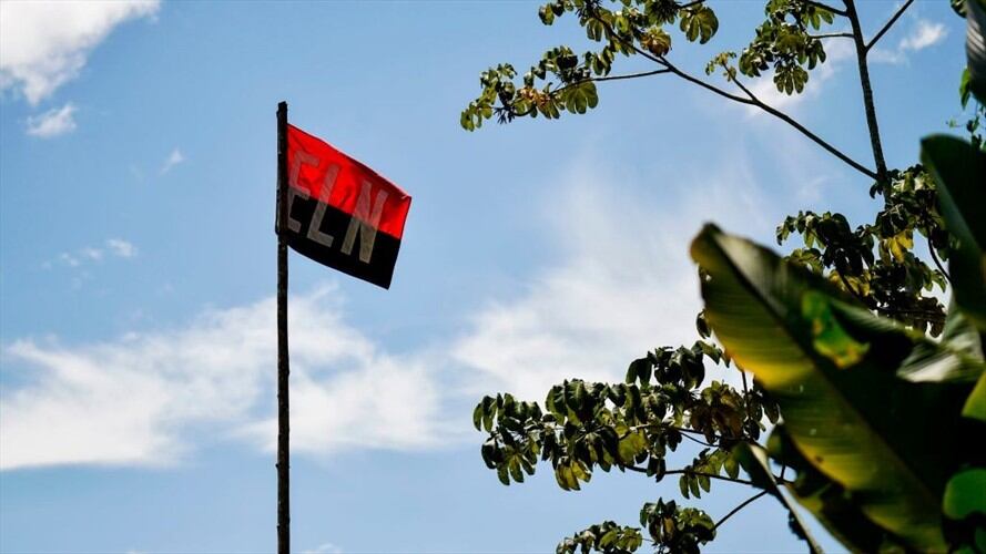 El alto comisionado para la paz, Miguel Ceballos, anunció que la hija de la mano derecha de alias Pablito entregó sus armas en un batallón militar. Foto: Getty Images