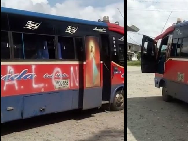 En medio del anunciado paro armado del Eln, un bus de servicio público de pasajeros fue interceptado y pintado con grafitis alusivos a ese grupo ilegal. Foto: Policía