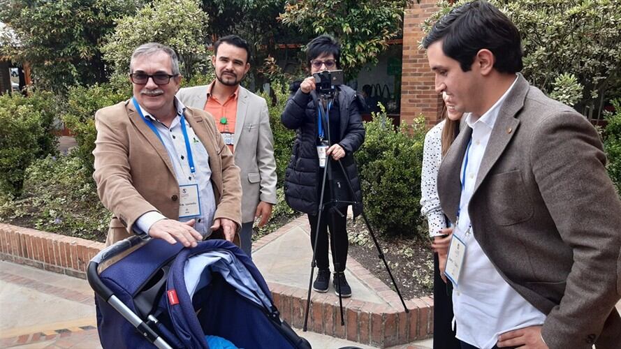 Timochenko e hijo de alias Jorge 40 protagonizan conmovedor acto de reconciliación. Foto: Colprensa