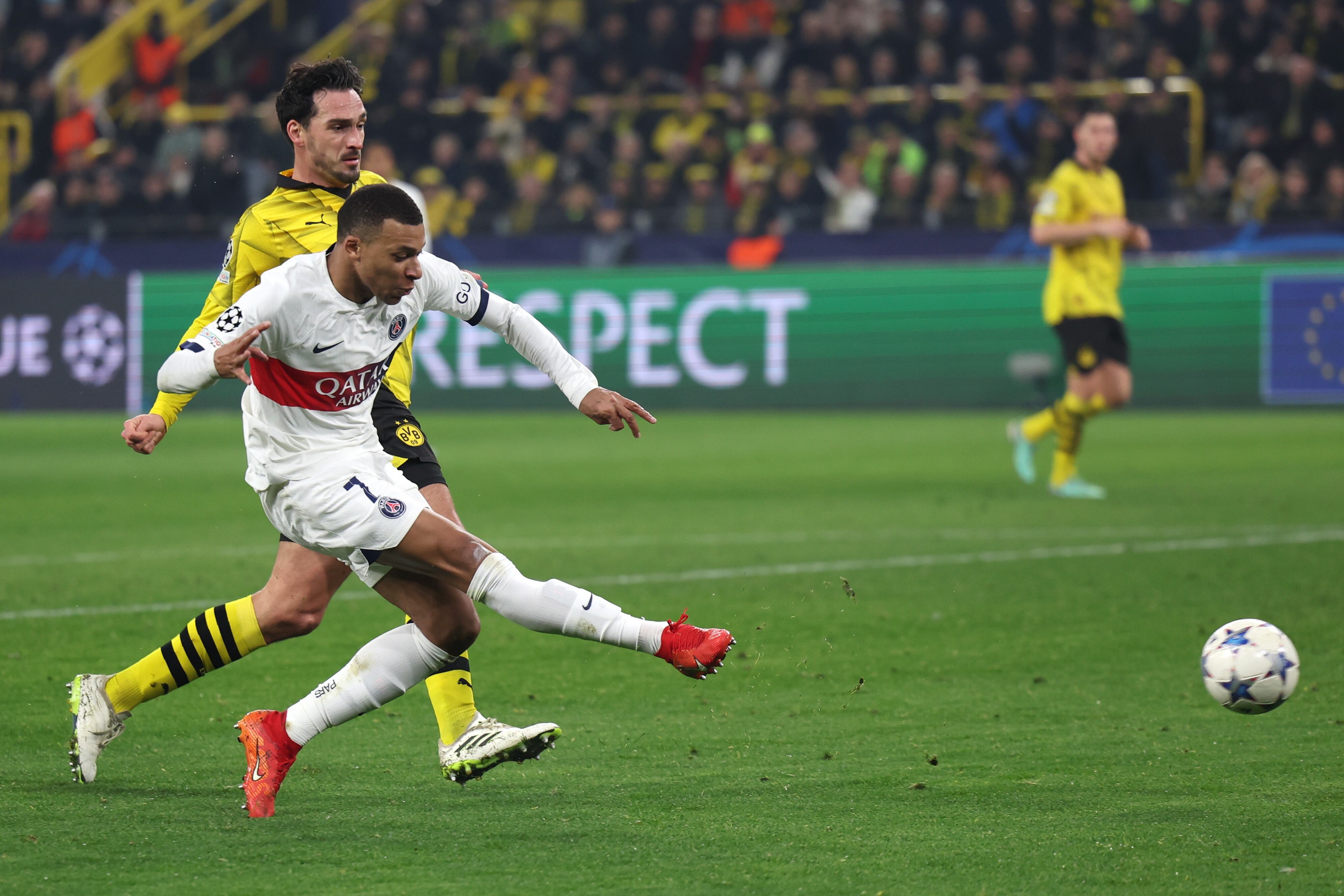 Dortmund (Germany), 13/12/2023.- PSG'Äôs Kylian Mbappe scores a goal that was later disallowed during the UEFA Champions League group stage soccer match between Borussia Dortmund and Paris Saint-Germain, in Dortmund, Germany, 13 December 2023. (Liga de Campeones, Alemania, Rusia) EFE/EPA/CHRISTOPHER NEUNDORF