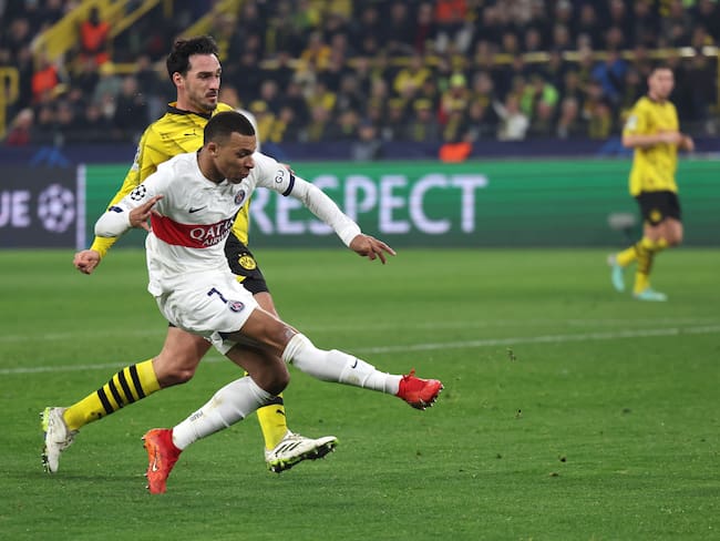 Dortmund (Germany), 13/12/2023.- PSG&#039;Äôs Kylian Mbappe scores a goal that was later disallowed during the UEFA Champions League group stage soccer match between Borussia Dortmund and Paris Saint-Germain, in Dortmund, Germany, 13 December 2023. (Liga de Campeones, Alemania, Rusia) EFE/EPA/CHRISTOPHER NEUNDORF