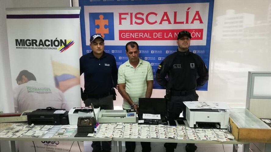 Cae alias “Picoro”, líder de banda que expedía documentos falsos a inmigrantes. Foto: Migración Colombia