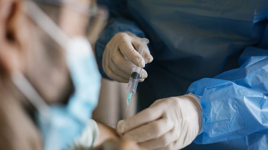 Imagen de referencia de vacunación contra el COVID-19. Foto: Getty Images / Xavier Lorenzo