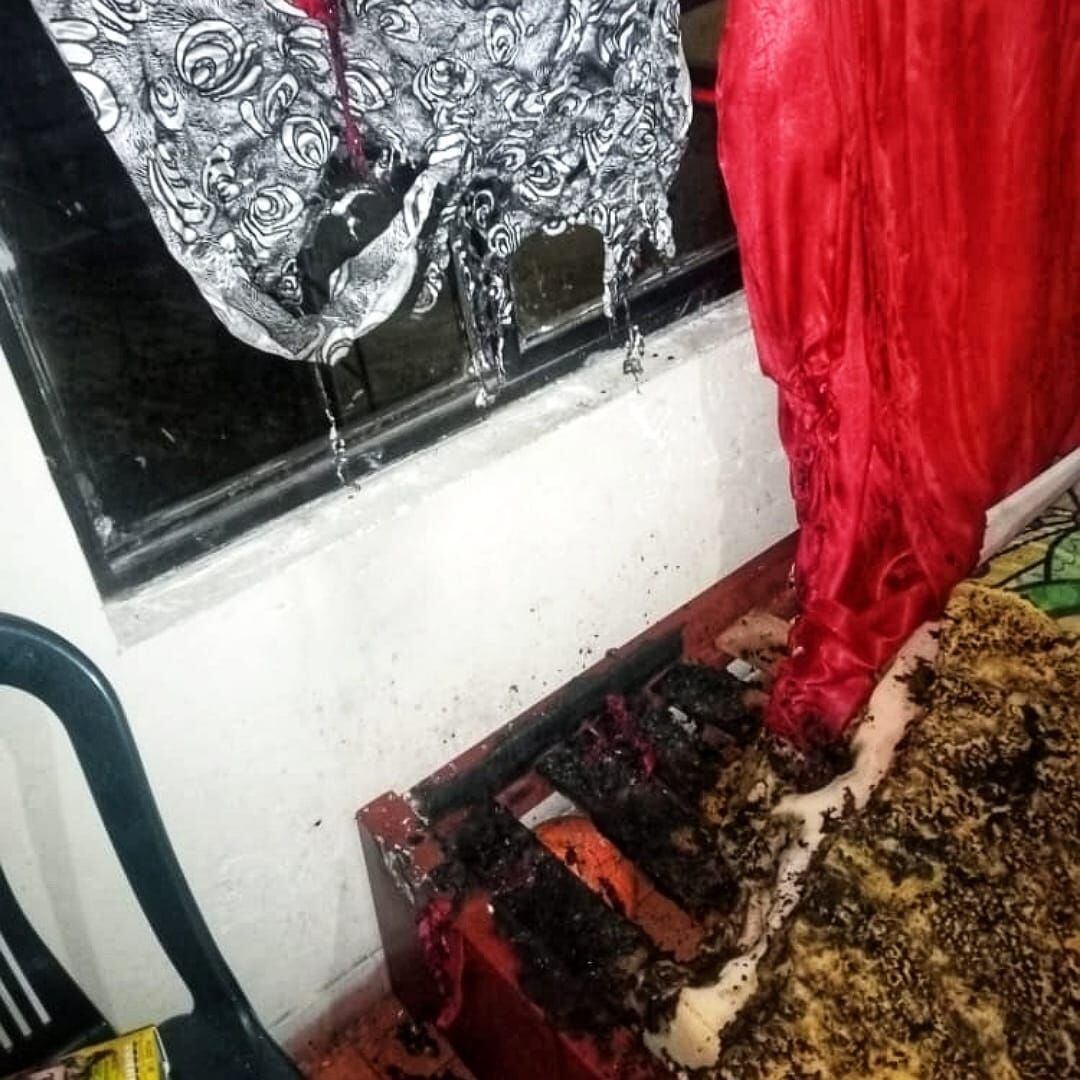 La agresión causó un incendio que fue controlado por los moradores del hogar. Crédito: Cortesía.
