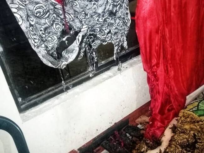 La agresión causó un incendio que fue controlado por los moradores del hogar. Crédito: Cortesía.