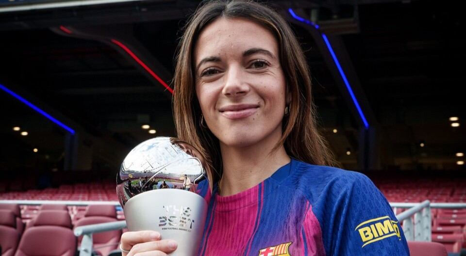 Aitana Bonmatí posa con el trofeo FIFA The Best. FOTO: FC Barcelona/X