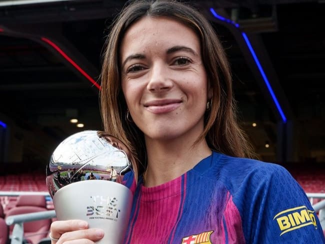 Aitana Bonmatí posa con el trofeo FIFA The Best. FOTO: FC Barcelona/X