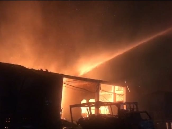 Cinco heridos deja incendio en Parcelación Industrial en vía Cali - Candelaria
