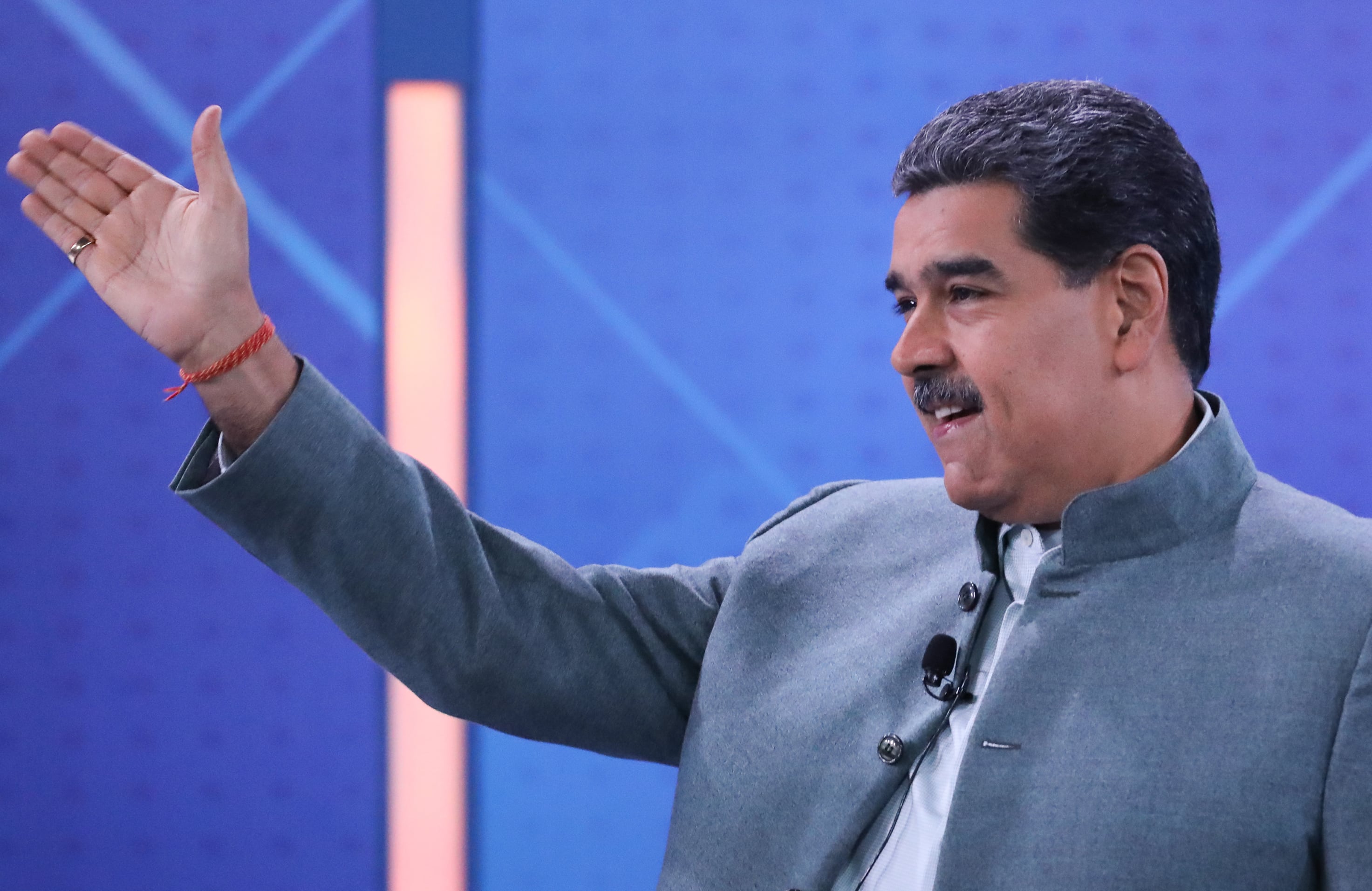 AME746. CARACAS (VENEZUELA), 19/02/2024.- Fotografia cedida por Prensa Miraflores donde se observa al presidente venezolano Nicolas Maduro en un acto de gobierno, en Caracas (Venezuela). El presidente de Venezuela, Nicolás Maduro, dijo este lunes que la Oficina del Alto Comisionado de los Derechos Humanos de la Organización de las Naciones Unidas (Acnudh) en Caracas, cuyas actividades fueron suspendidas el jueves pasado por orden del Ejecutivo, se dedicaba al espionaje y la conspiración. EFE/ Prensa Miraflores/SOLO USO EDITORIAL/SOLO DISPONIBLE PARA ILUSTRAR LA NOTICIA QUE ACOMPAÑA (CRÉDITO OBLIGATORIO)