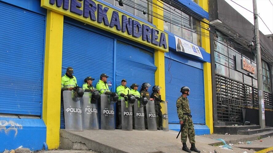 Se presentaron ante la Fiscalía los hermanos Uriel y Alirio Mora Urrea, socios de Supercundi y Merkandrea. Foto: Colprensa