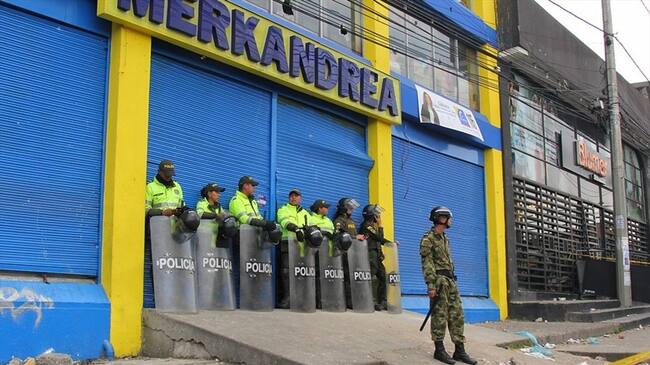 Se presentaron ante la Fiscalía los hermanos Uriel y Alirio Mora Urrea, socios de Supercundi y Merkandrea. Foto: Colprensa