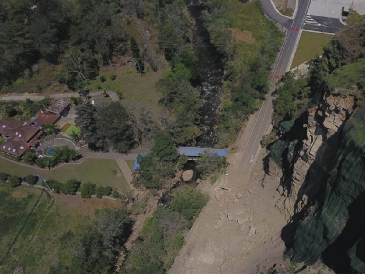 En cuatro fases removerán derrumbe que mantiene bloqueada la vía en Valle de Tenza