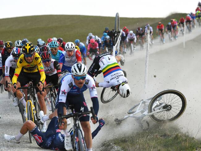 Momento de la caida de Julian Alaphilippe en la Strade Bianche (Photo by Tim de Waele/Getty Images)