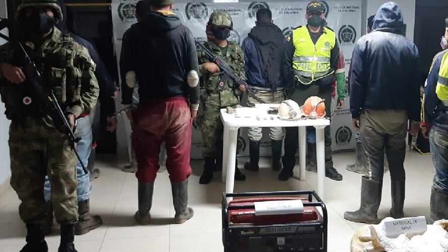 Capturan a mineros ilegales . Foto: Ejército .