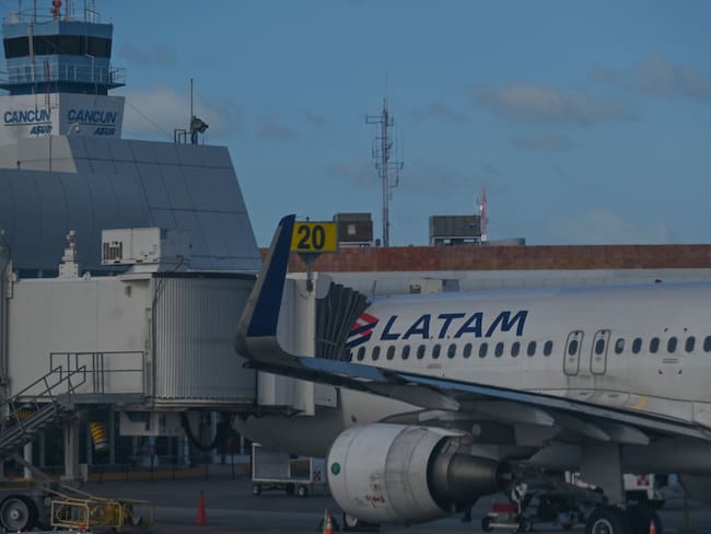Avión de la aerolínea LATAM. (Photo by Artur Widak/NurPhoto via Getty Images)