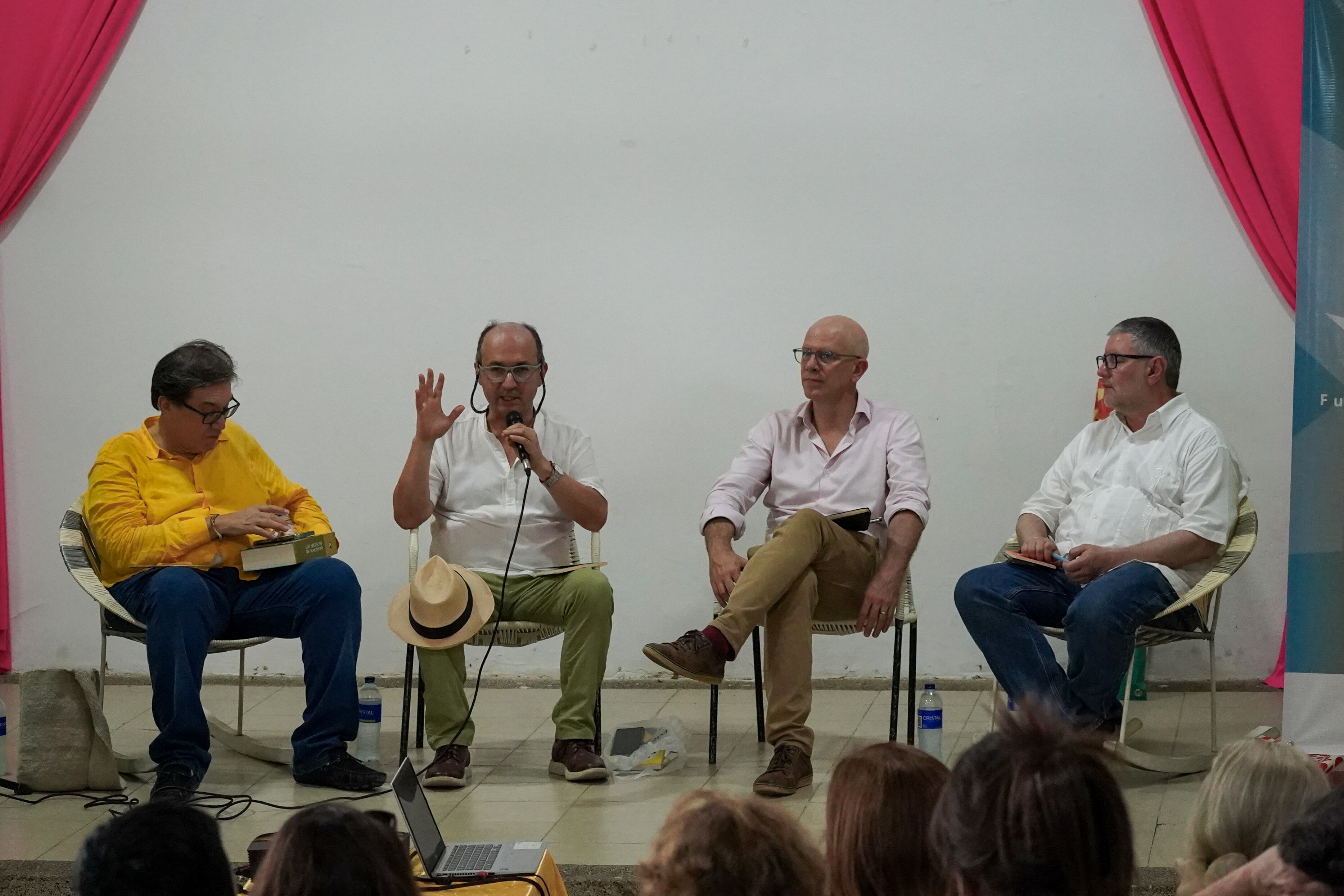 Jaime Abello; Director de la Fundación Gabo, Dario Patiño; periodista y escritor, Alejandro Santos; Director de contenidos de Prisa Media y Federico Díaz Granados; Poeta y escritor, debaten en el panel, Periodismo y realismo mágico, sobre la importancia de recuperar el buen periodismo, real y al servicio de la verdad. I Foto: W Radio Colombia.
