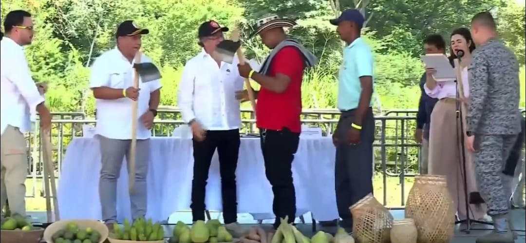 Entrega de Tierras San Sebastián de Buenavista/ Presidencia