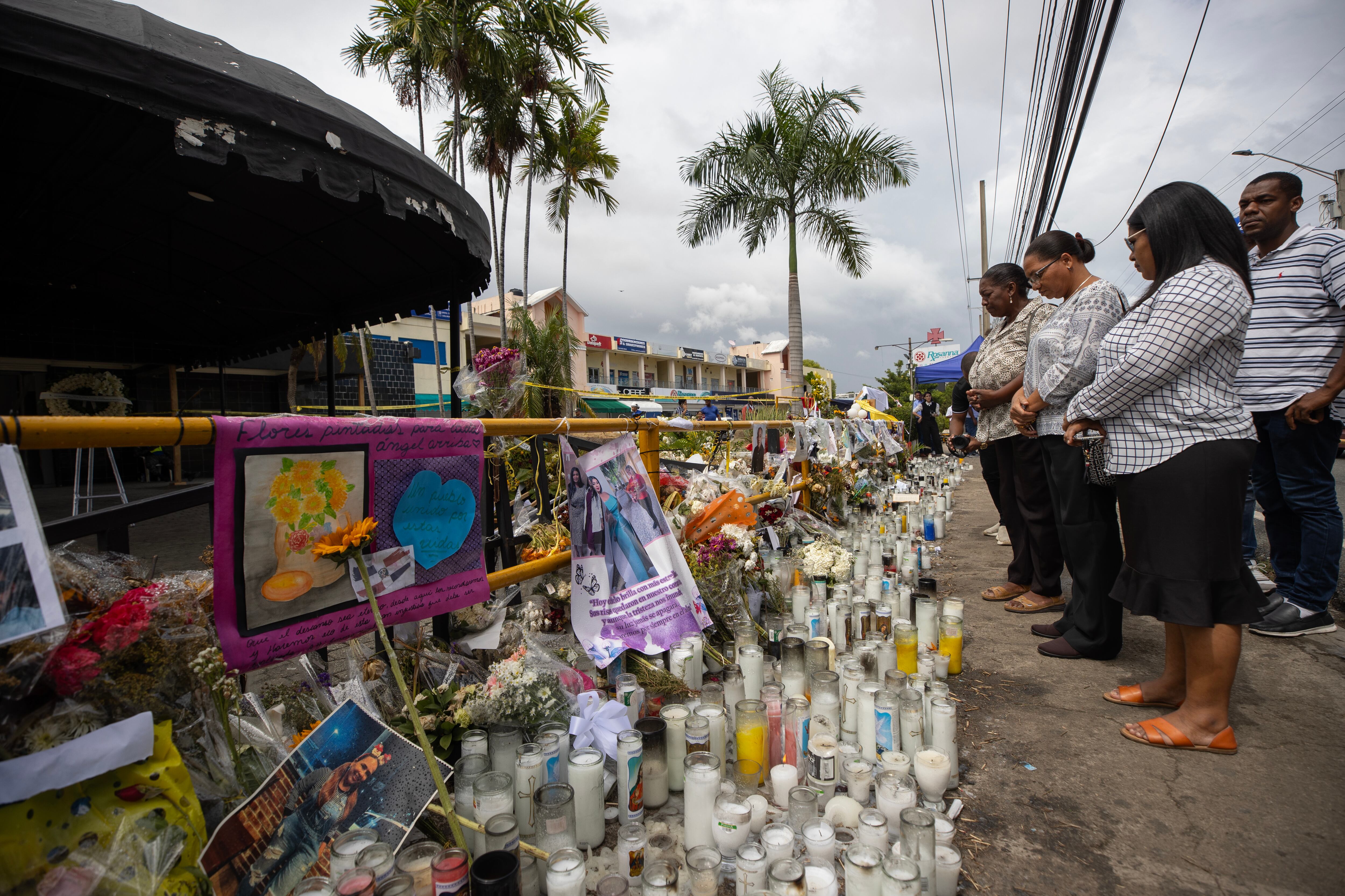 ACOMPAÑA CRÓNICA: REPÚBLICA DOMINICANA ACCIDENTE AME9832. SANTO DOMINGO (REPÚBLICA DOMINICANA), 15/04/2025.- Personas observan las ofrendas puestas a la entrada de la discoteca Jet Set, este martes en Santo Domingo (República Dominicana). Cuando este martes se cumple una semana del derrumbe en la discoteca Jet Set en Santo Domingo con 231 fallecidos, proliferan las voces entre la población que hablan de negligencia y piden justicia, mientras las investigaciones oficiales buscan dilucidar qué pasó aquella madrugada del 8 de abril. EFE/Orlando Barría