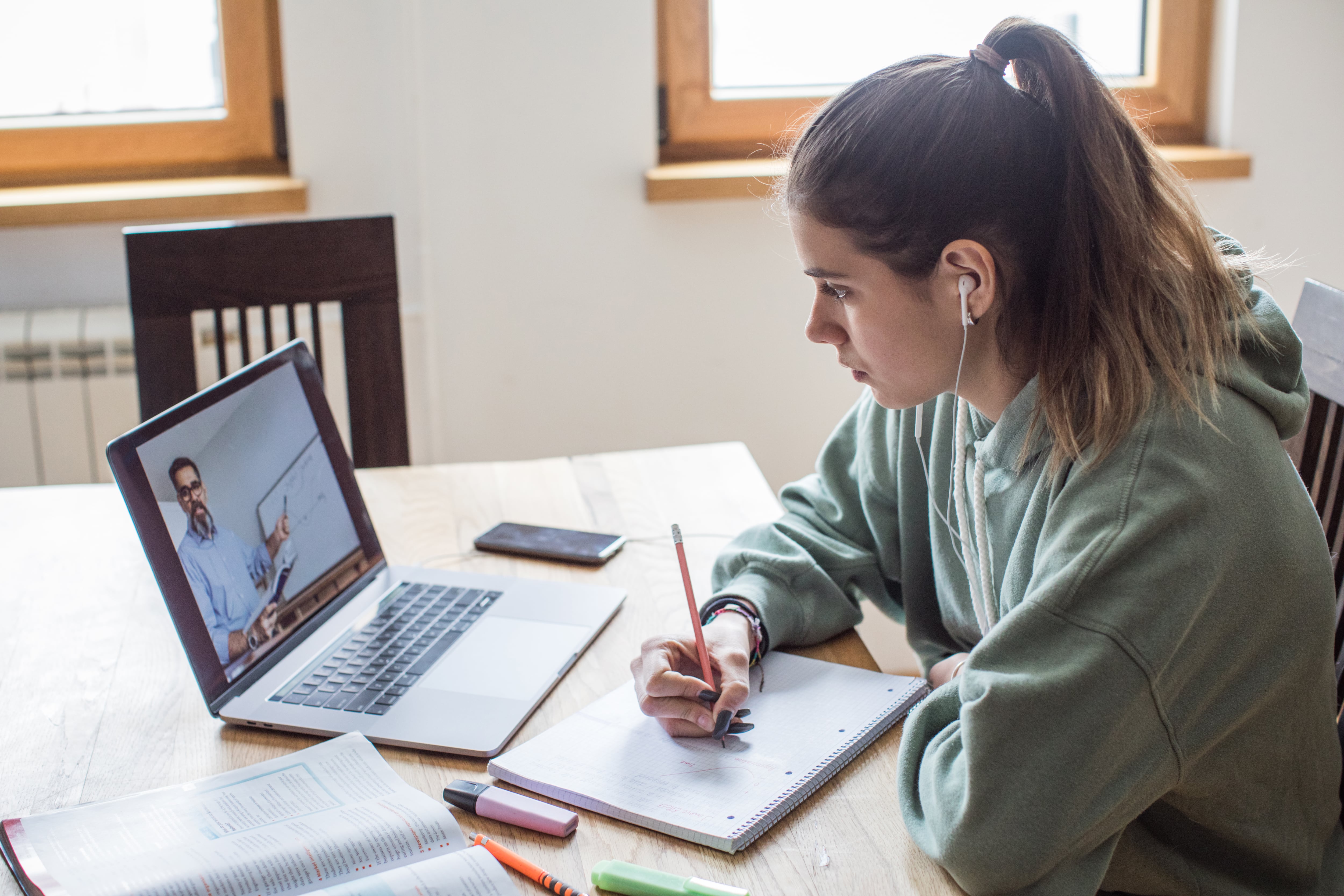 Mujer estudiando virtualmente en casa (GettyImages)