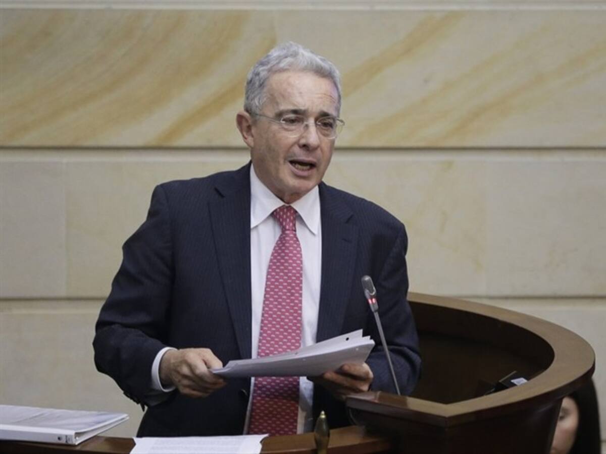 Suspenden audiencia en caso Uribe