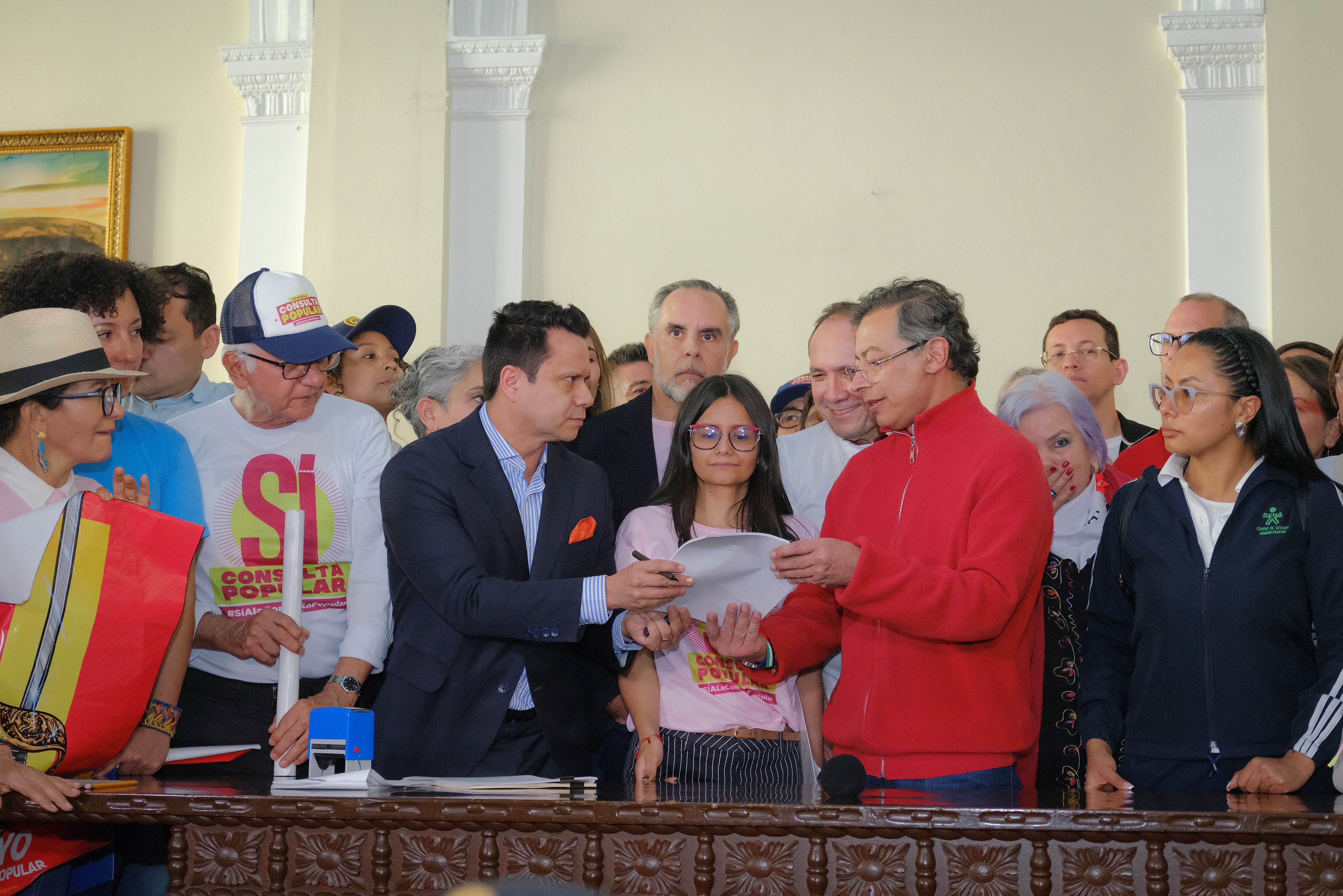 Gustavo Petro en la radicación de la consulta popular. Foto: Presidencia