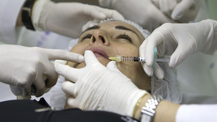 Los presuntos implicados hacen parte de un grupo de al menos 43 cirujanos plásticos que tienen inconvenientes con la titulación y homologación que hicieron en Colombia. Foto: Getty Images