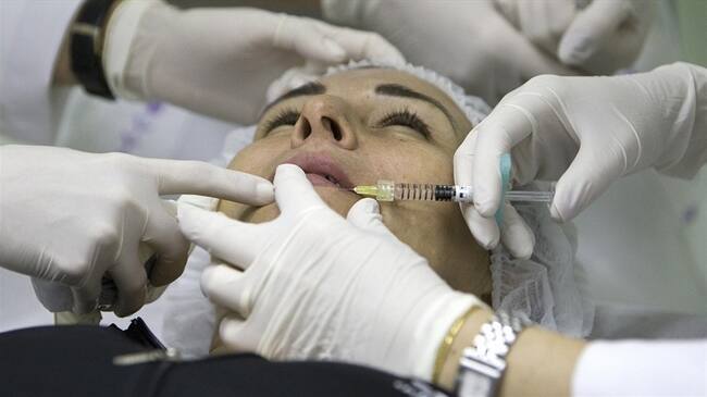 Los presuntos implicados hacen parte de un grupo de al menos 43 cirujanos plásticos que tienen inconvenientes con la titulación y homologación que hicieron en Colombia. Foto: Getty Images