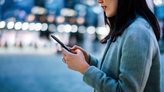 Cinco aplicaciones para caminar seguro durante la noche. Foto: Getty Images