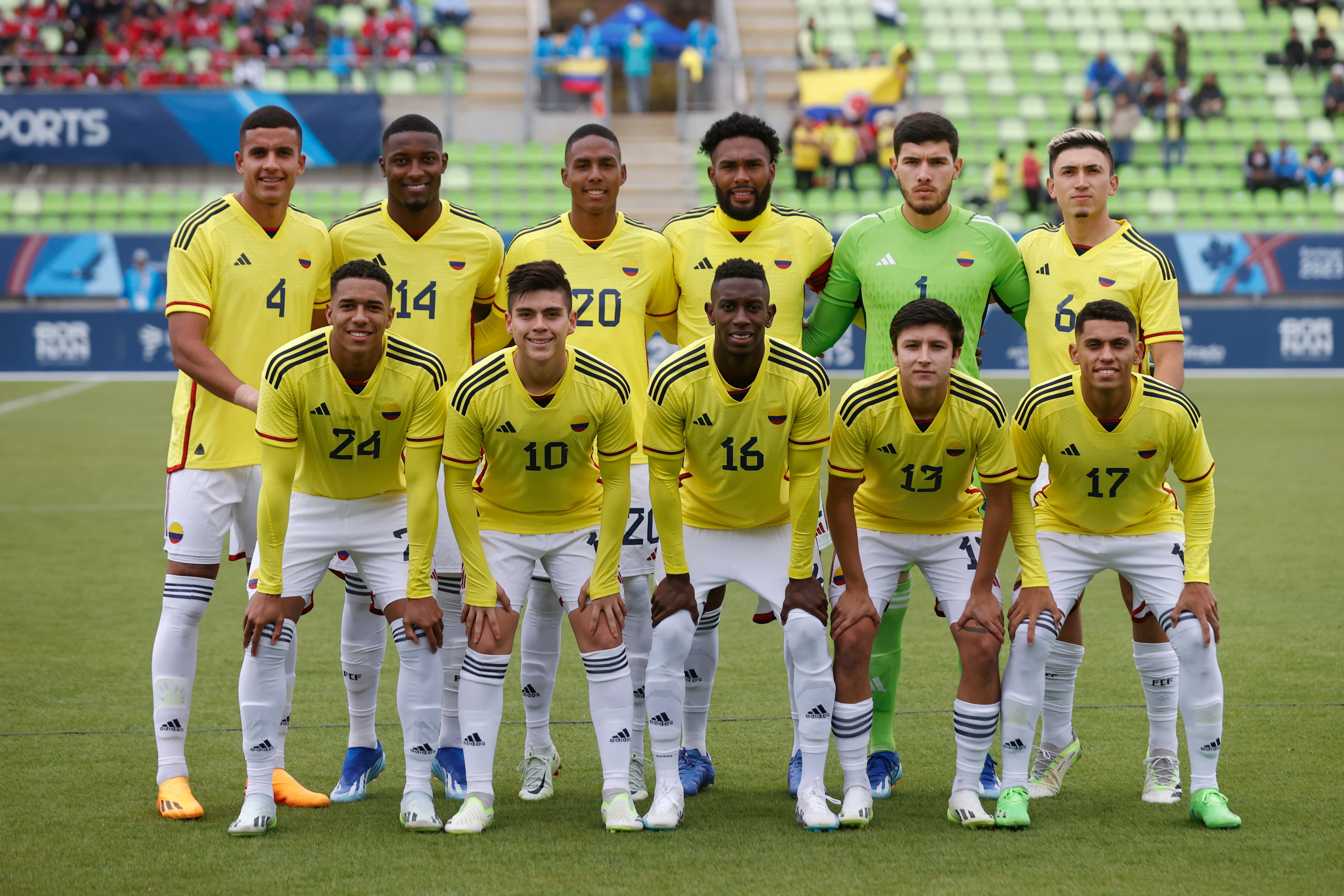 Jugadores de Colombia forman hoy, en un partido de fútbol masculino entre Colombia y Honduras durante los Juegos Panamericanos 2023 en Santiago (Chile). EFE/ Elvis González