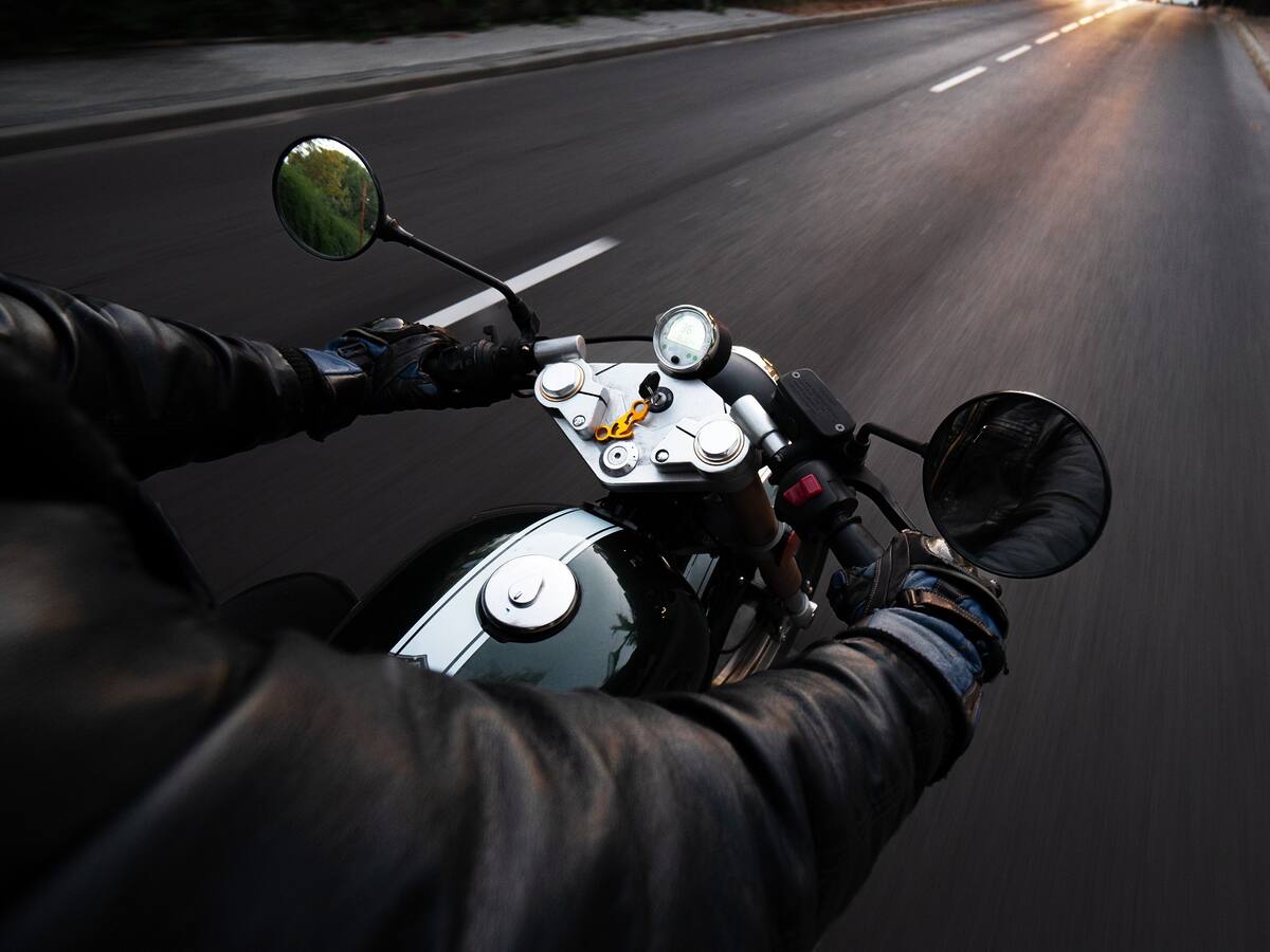 “Salí disparada”: motociclista denuncia que pudo morir al caer en un hueco en Bogotá