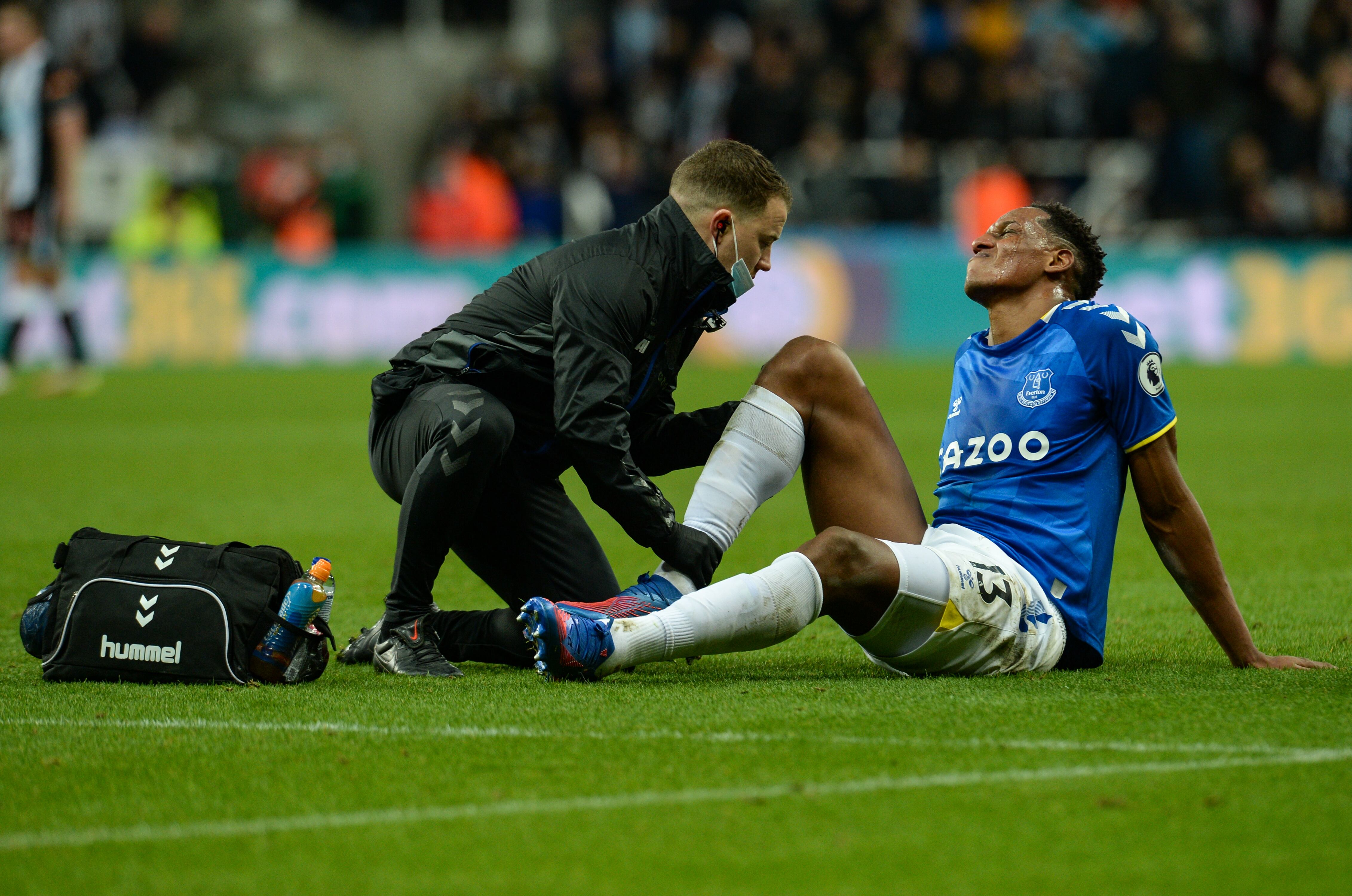 NEWCASTLE UPON TYNE, ENGLAND - FEBRUARY 08: Yerry Mina of Everton FC (13) receives medical attention during the Premier League match between Newcastle United and Everton at St. James Park on February 08, 2022 in Newcastle upon Tyne, England. (Photo by Serena Taylor/Newcastle United via Getty Images)