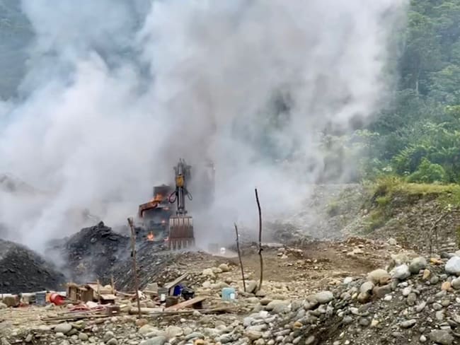 Cuatro máquinas excavadoras, dos motores industriales y una draga fueron destruidos | Crédito: Ejército Nacional.