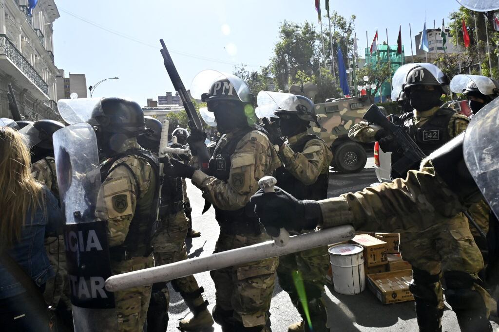 Militares en las puertas de la sede de Gobierno de Bolivia. Foto: AIZAR RALDES/AFP via Getty Images