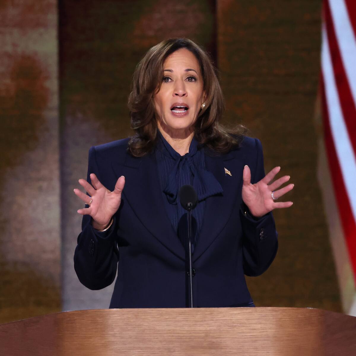 Está lista para hacer historia como primera presidenta de EEUU: portavoz de campaña Harris