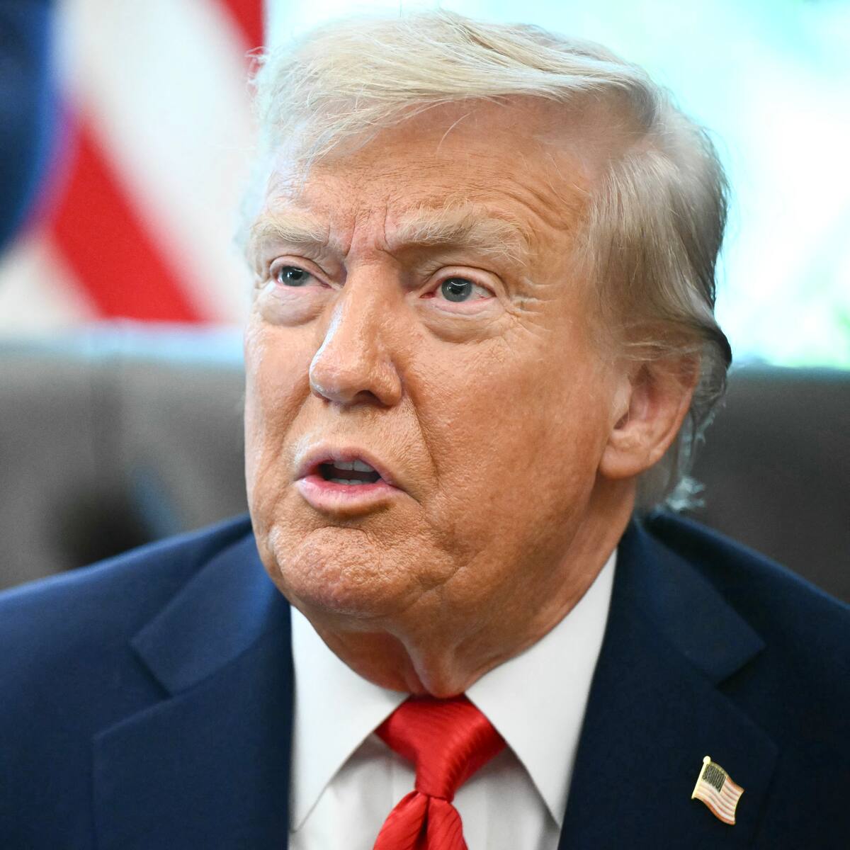 Trump amenazó con imponer aranceles y limitar chips a países que no quiten tasas digitales