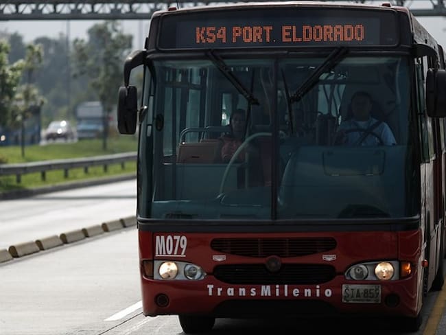 Bus de Transmilenio varado genera gigantesco trancón en la Autopista Norte. Foto: Colprensa