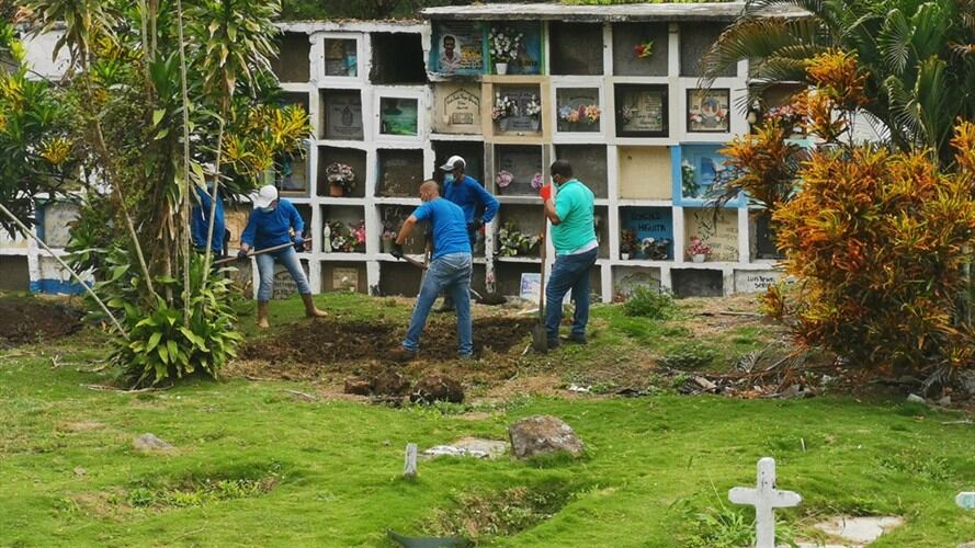 En el cementerio Las Mercedes de Dabeiba arrancó la tercera jornada de exhumaciones en este lugar. Foto: W