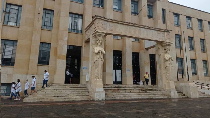 Cariátides de justicia - Suministrada