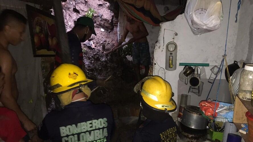 Lluvias causan la muerte de 2 personas en Santa Marta, una pared les cayó encima. Foto: Cortesía: Cuerpo de Bomberos