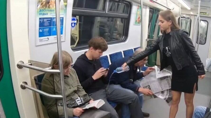La autora de este hecho es una activista rusa que protesta en contra de las malas conductas en contra de las mujeres en el transporte público.. Foto: Captura de Youtube