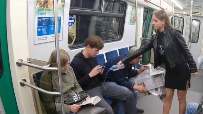 La autora de este hecho es una activista rusa que protesta en contra de las malas conductas en contra de las mujeres en el transporte público.. Foto: Captura de Youtube