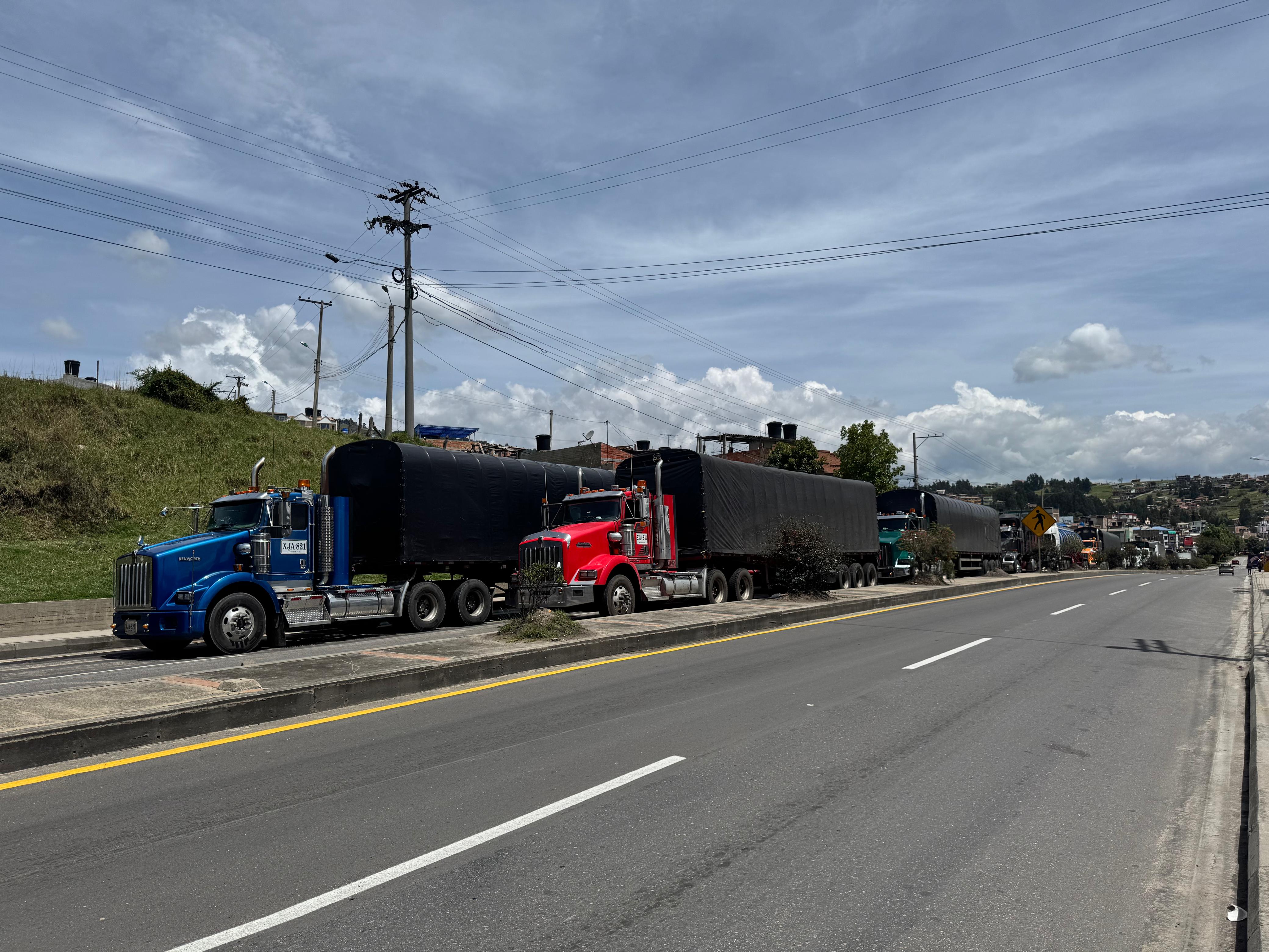 En el bloqueo en Paipa decidieron no dar más paso a vehículos desde el martes a las 9 p.m. Foto | Caracol Radio