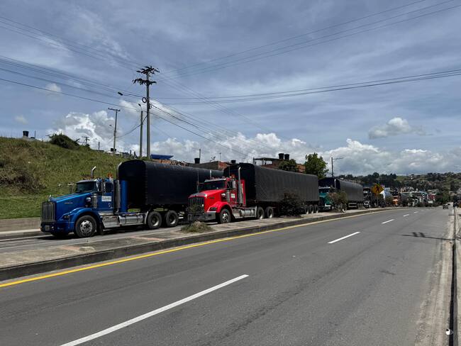 En el bloqueo en Paipa decidieron no dar más paso a vehículos desde el martes a las 9 p.m. Foto | Caracol Radio