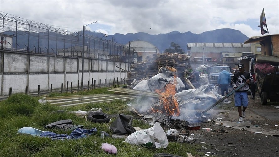 Desalojo en Puente Aranda terminó en incendio . Foto: Colprensa
