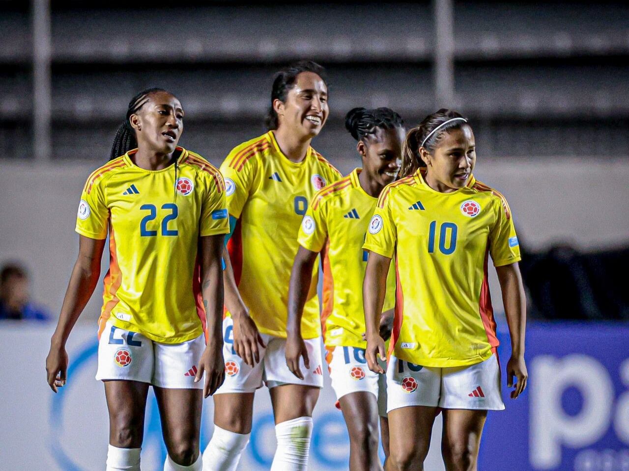 Daniela Caracas, Mayra Ramírez, Linda Caicedo y Leicy Santos festejan un gol ante Paraguay / Twitter: @FCFSeleccionCol.