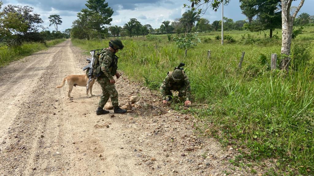 Explosivos ubicados cerca de un colegio en Puerto Rondón, Arauca. Foto: Cortesía Ejército Nacional.