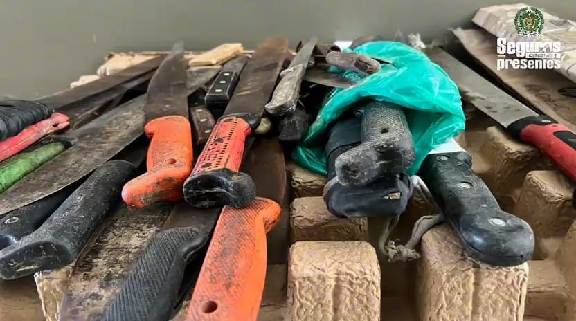 En sillas de ruedas y bicicletas serían transformadas más de 16.000 armas blancas incautadas en Montería. Foto: Policía.