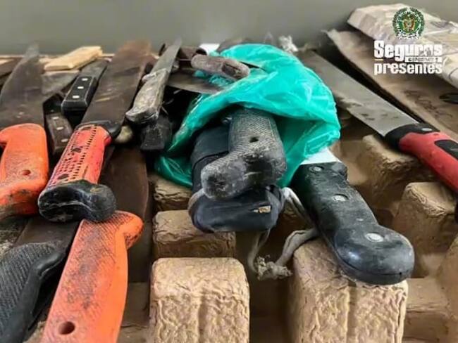 En sillas de ruedas y bicicletas serían transformadas más de 16.000 armas blancas incautadas en Montería. Foto: Policía.